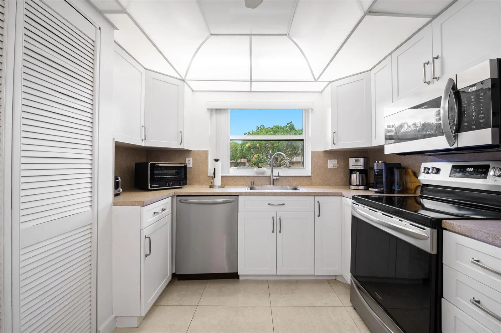 9330 Sunrise Lakes Boulevard # 104, Sunrise, FL 33322