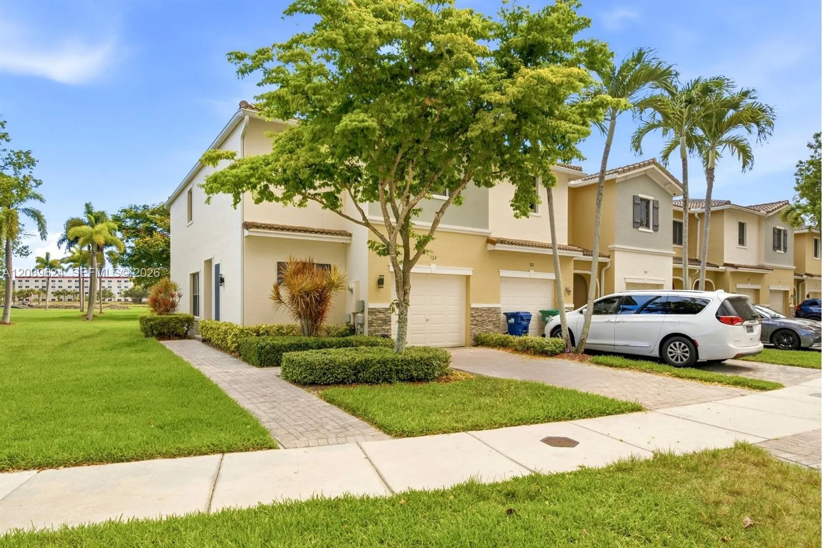 324 NE 194th Ln, Miami, FL 33179 photo 2