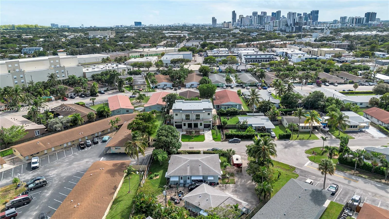 828 NE 14th St, Fort Lauderdale, FL 33304 photo 2