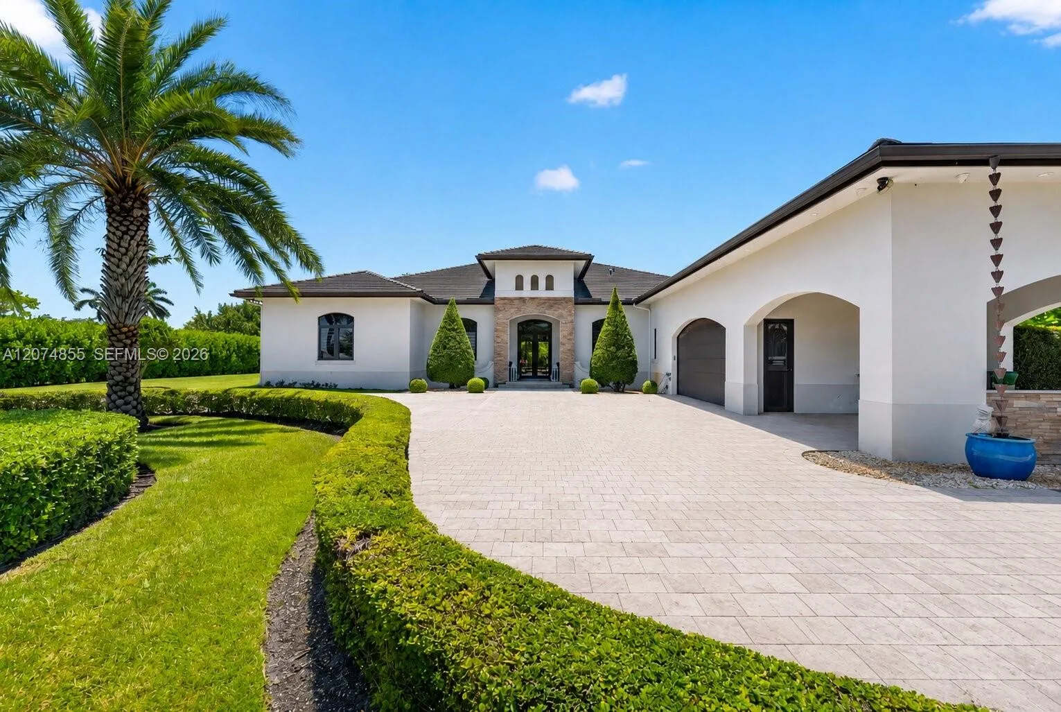 10352 NW 131st St, Hialeah Gardens, FL 33018