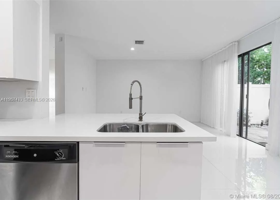 10301 W 32nd Ln, Hialeah, FL 33018 photo 10