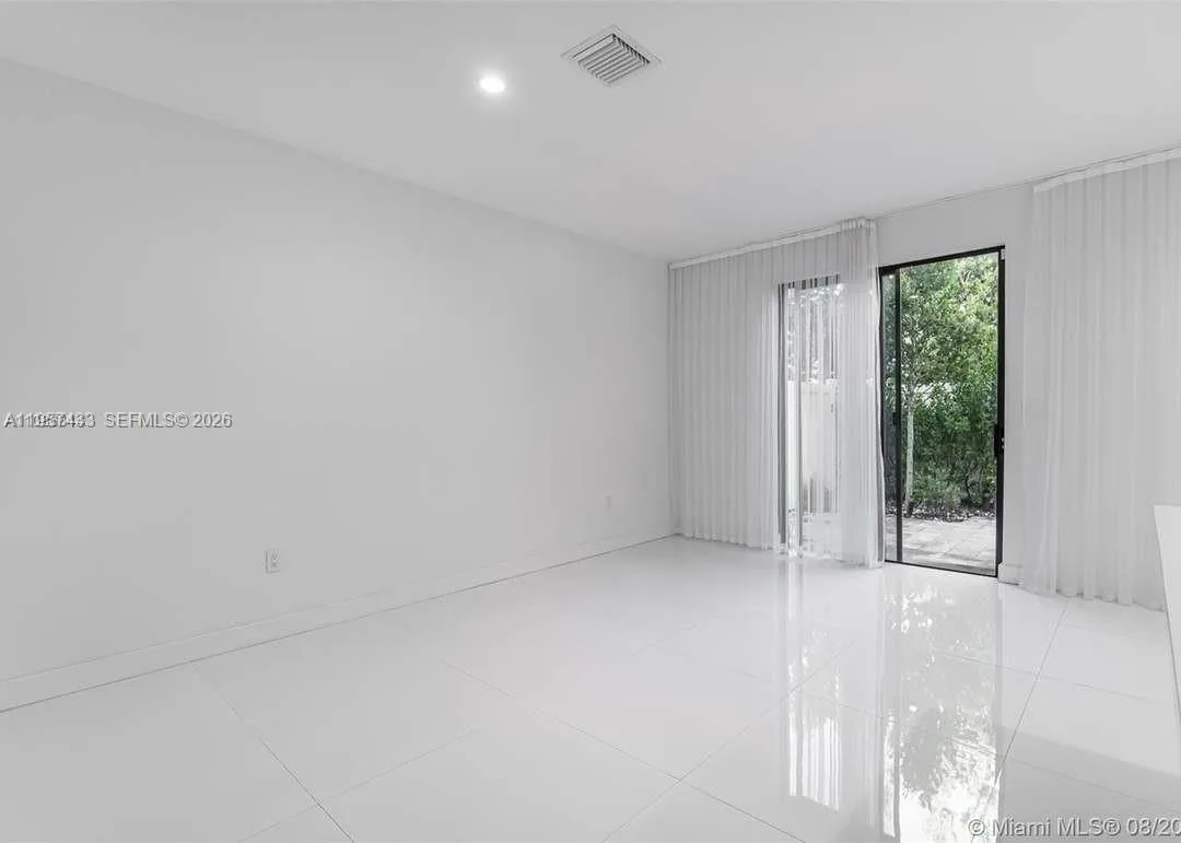 10301 W 32nd Ln, Hialeah, FL 33018 photo 8