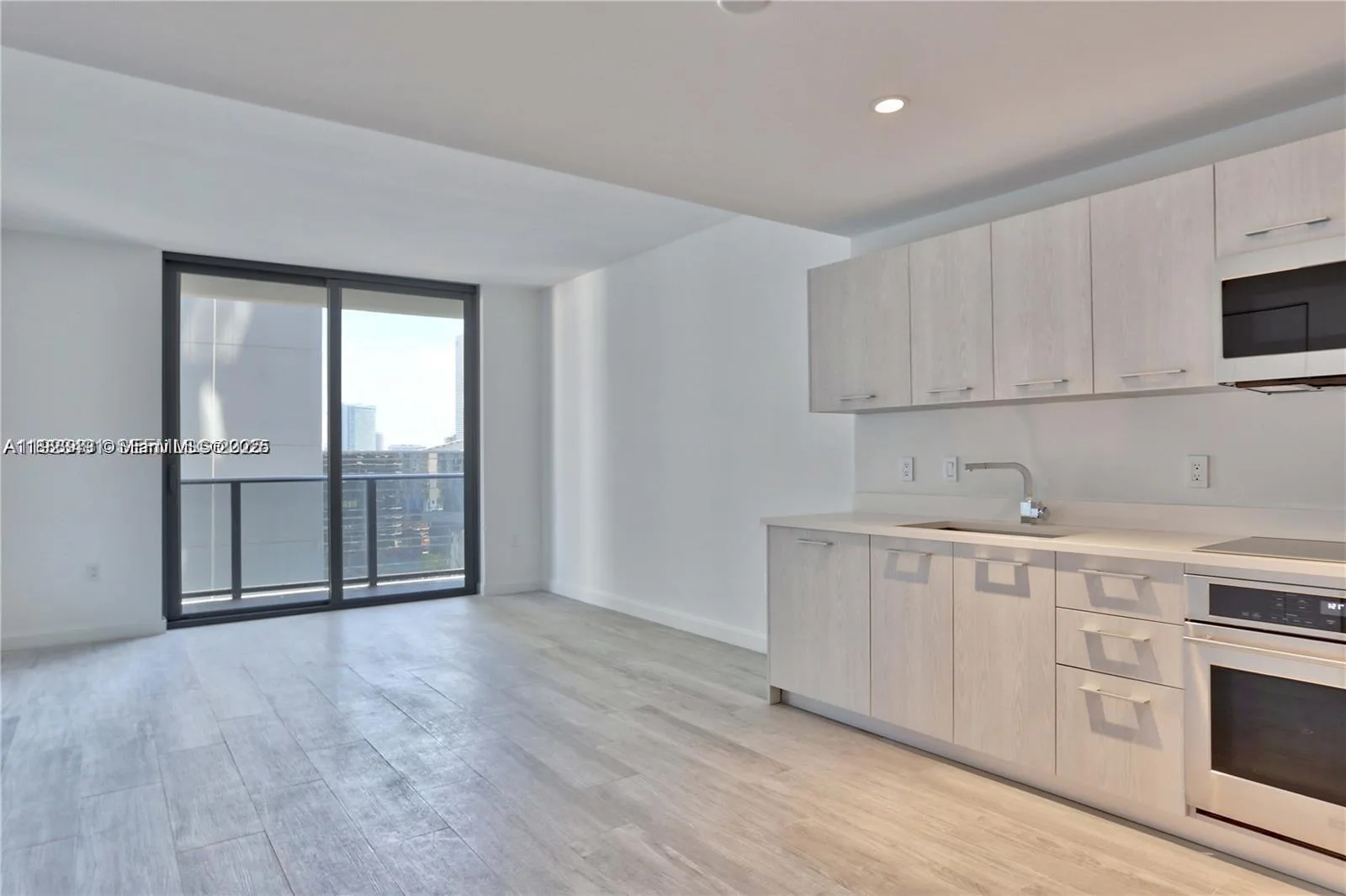 55 SW 9th St # 1910, Miami, FL 33130 photo 2