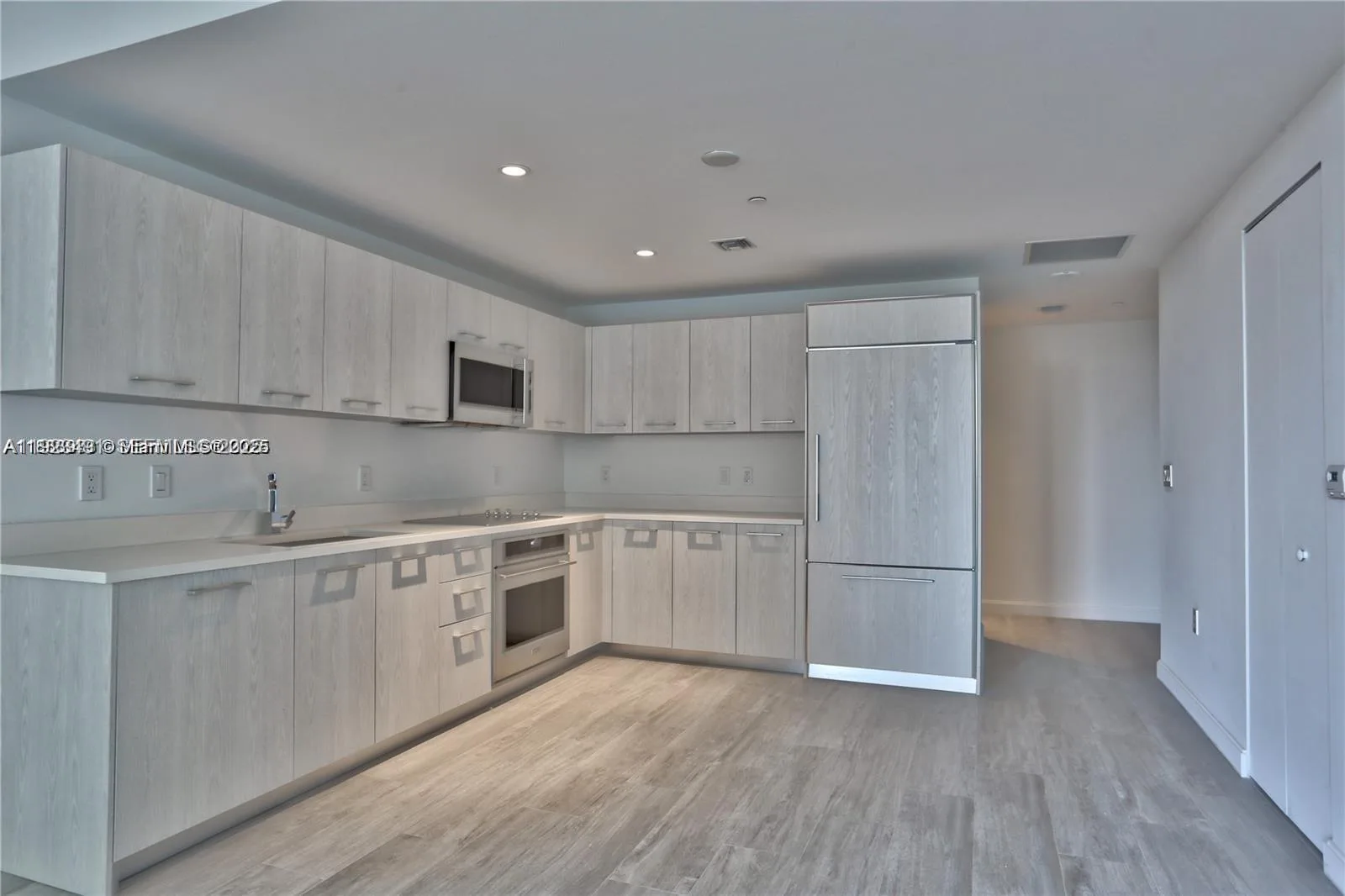 55 SW 9th St # 1910, Miami, FL 33130 photo 3