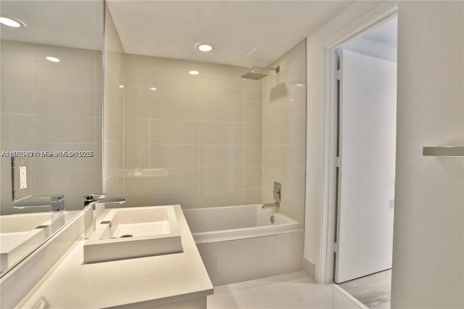 55 SW 9th St # 1910, Miami, FL 33130 photo 7