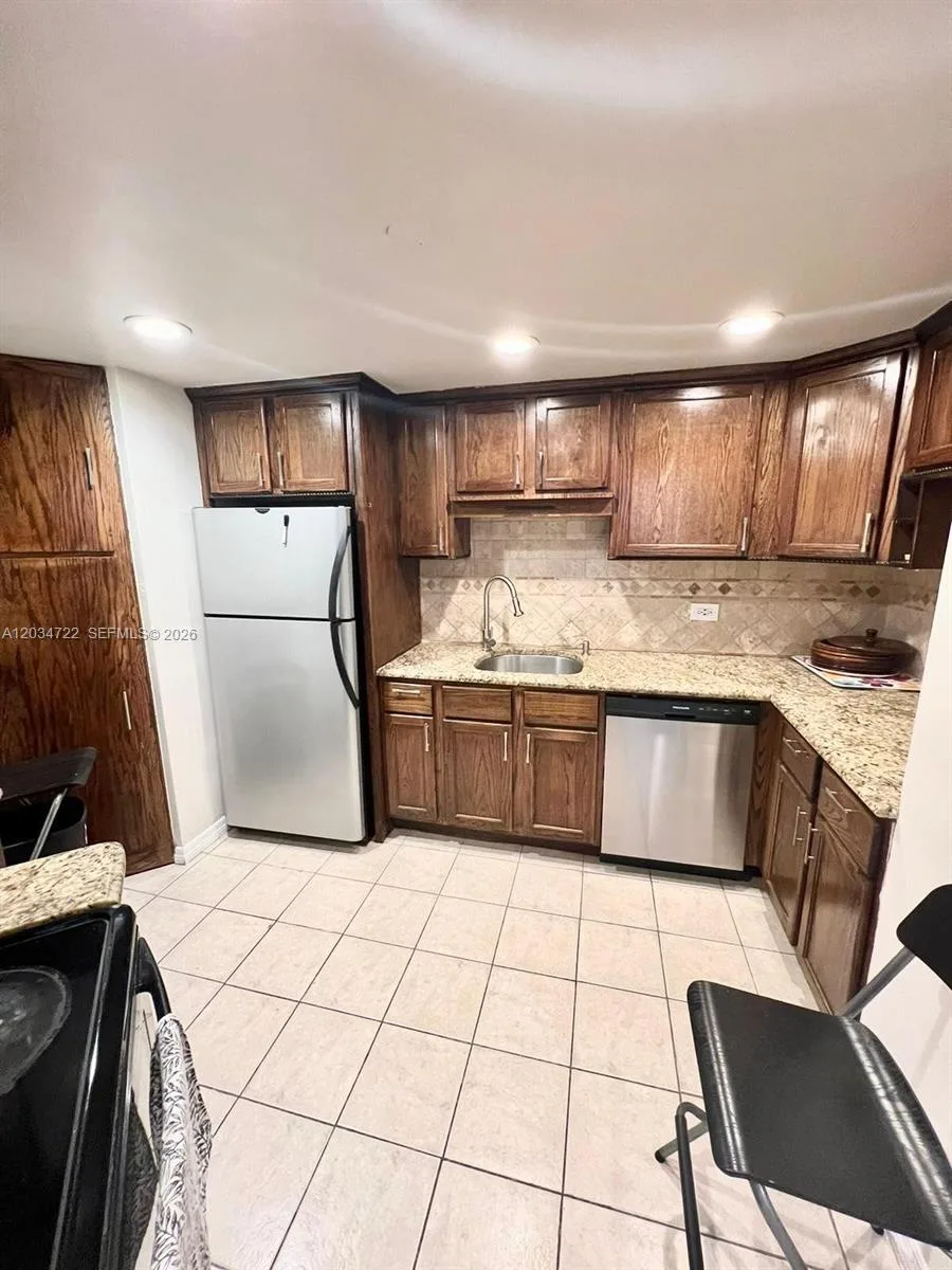 905 Brickell Bay Dr # 1422, Miami, FL 33131