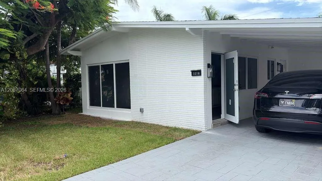 1018 NE 7th St, Hallandale Beach, FL 33009