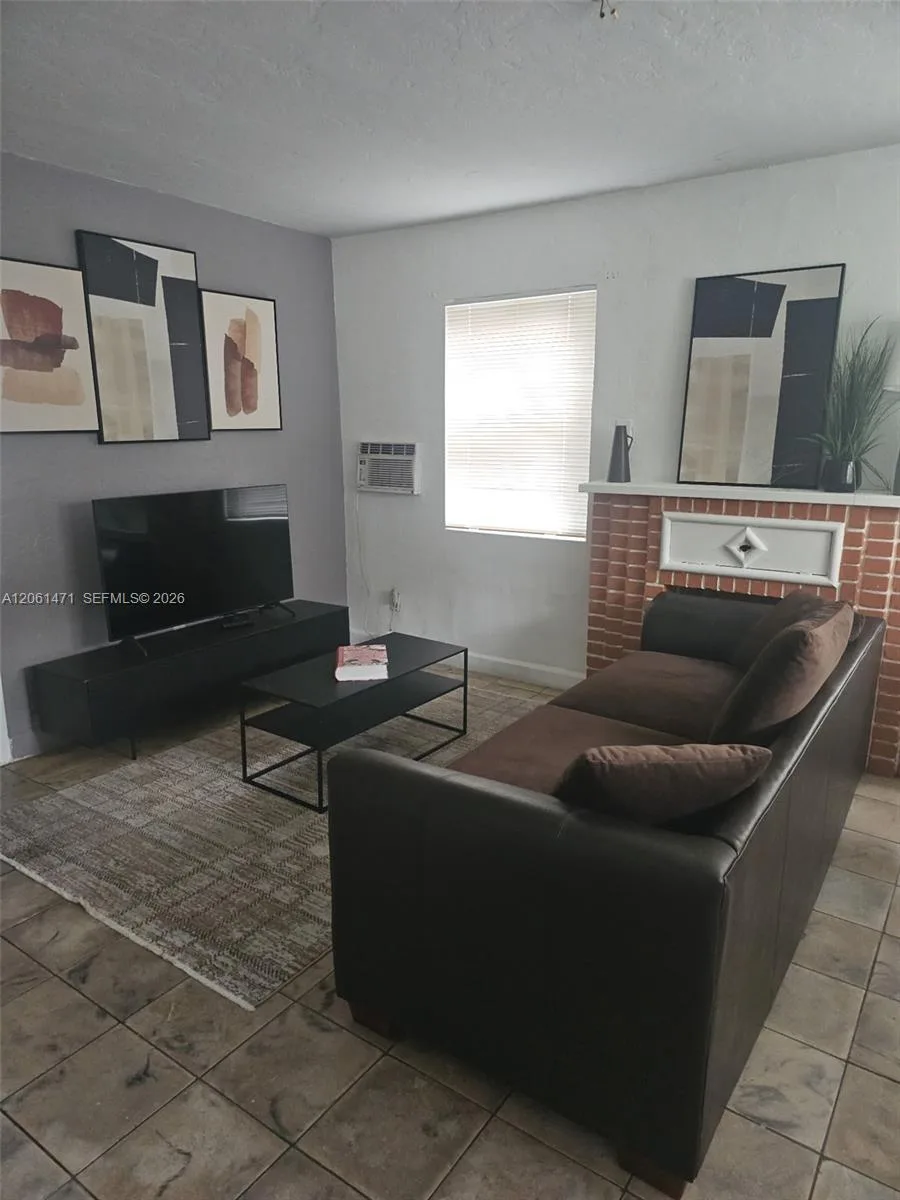 615 NE 4th St # 1, Hallandale Beach, FL 33009
