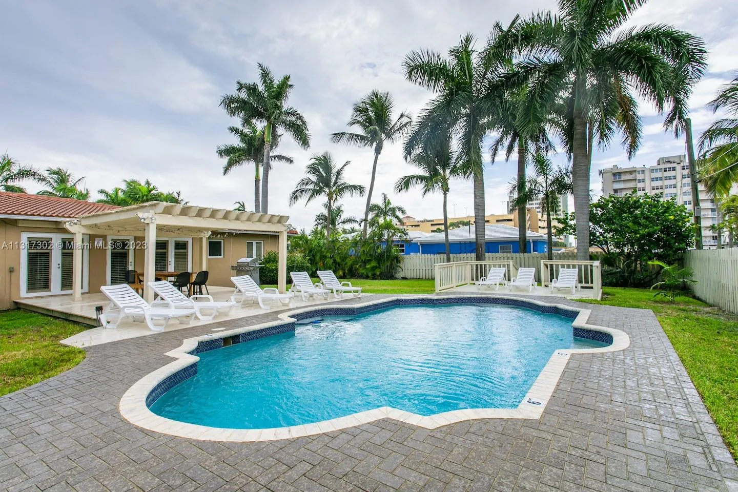 714 Harrison St, Hollywood, FL 33019 photo 2