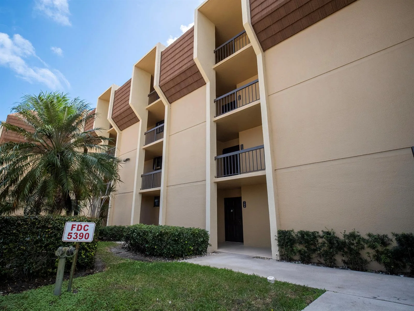 5390 Woodland Lakes Drive # 104, Palm Beach Gardens, FL 33418