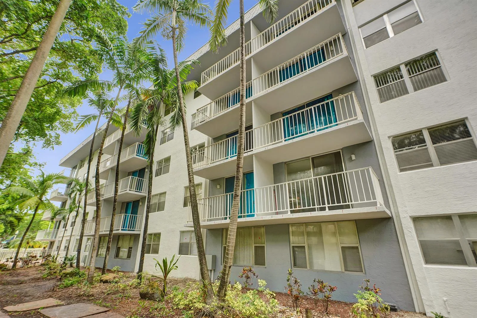 1805 SANS SOUCI Boulevard # 421, North Miami, FL 33181