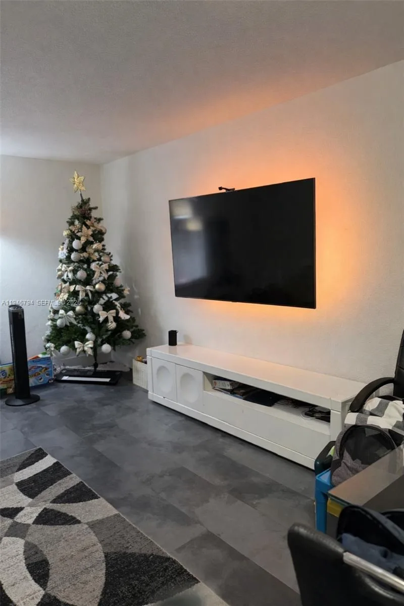 2190 W 60th St # 21201, Hialeah, FL 33016