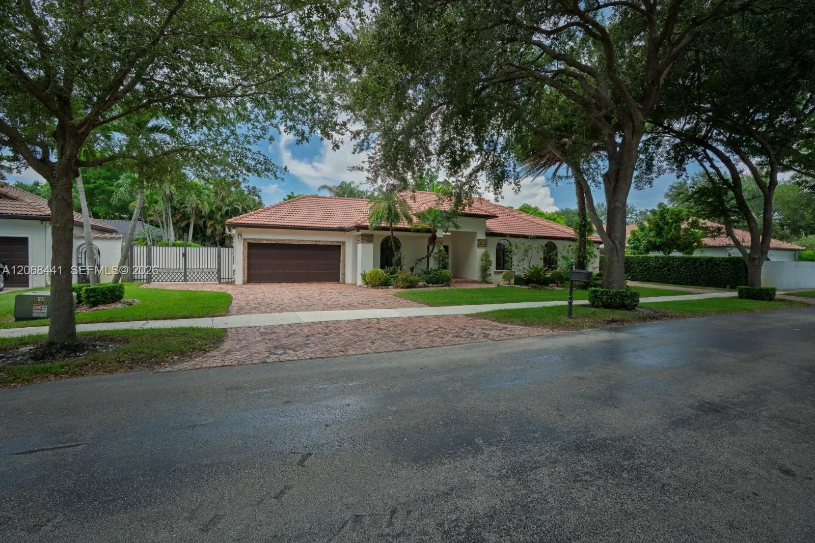 15600 NW 82nd Ct, Miami Lakes, FL 33016 photo 2