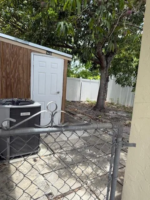 5641 SW 39th St, West Park, FL 33023