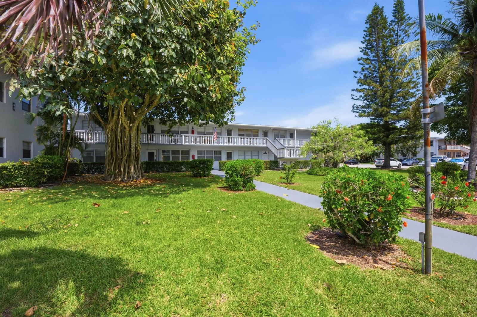 98 E Cambridge E, West Palm Beach, FL 33417 photo 2