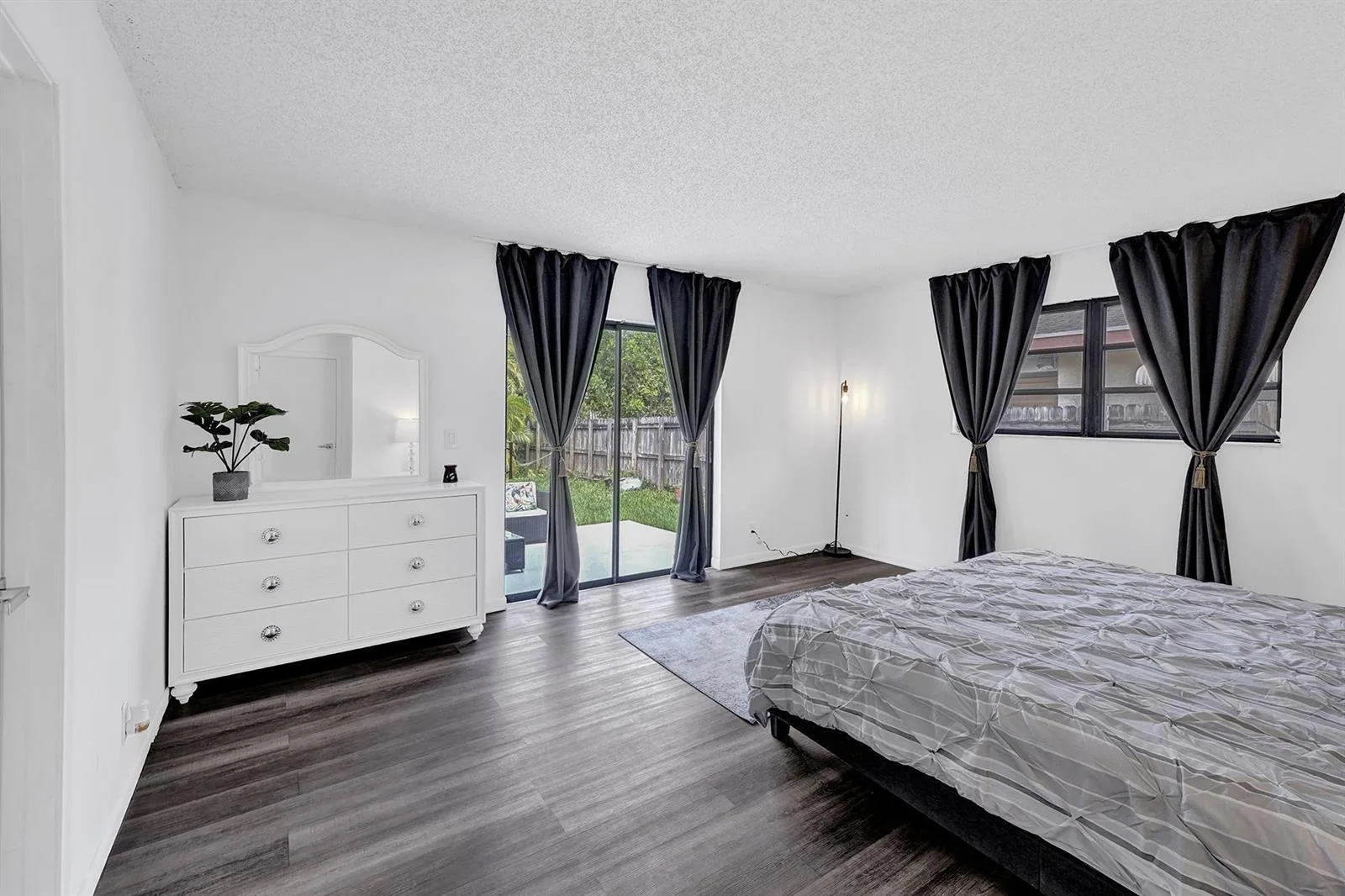 1115 NE 1st Court # B, Hallandale Beach, FL 33009 — zdjęcie 2