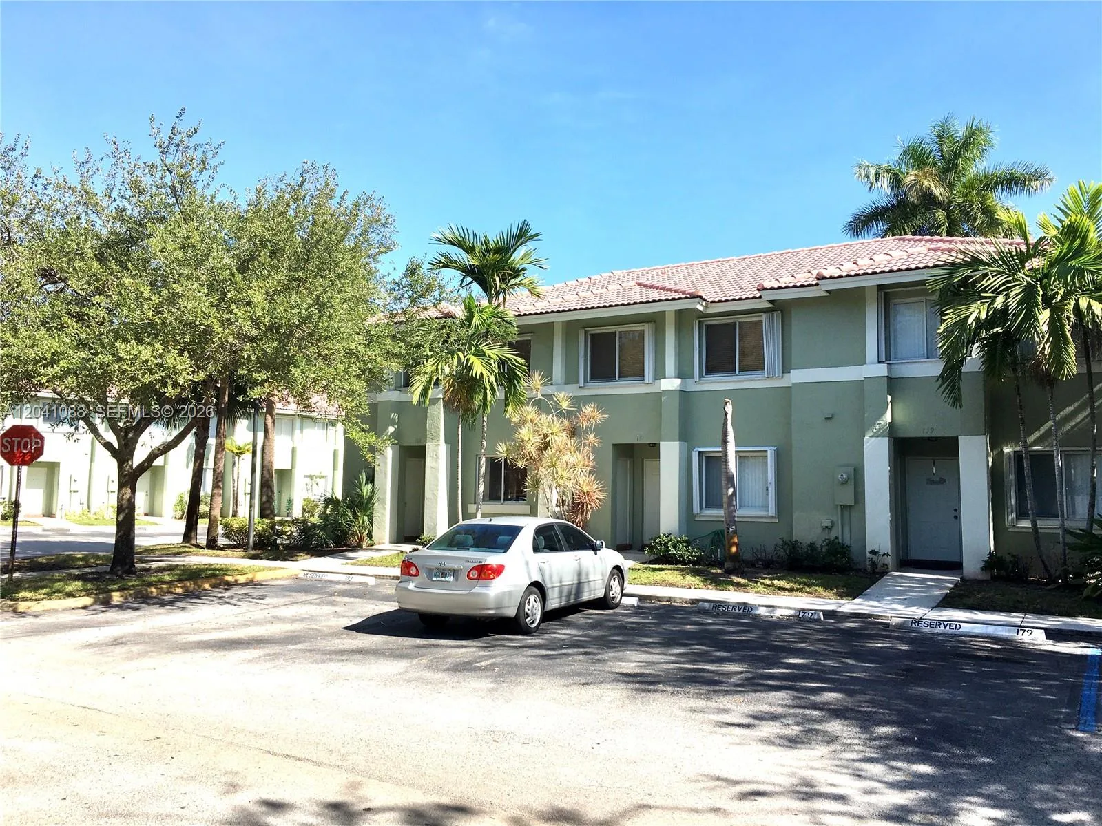 183 Hidden Ct Rd # F-33, Hollywood, FL 33023