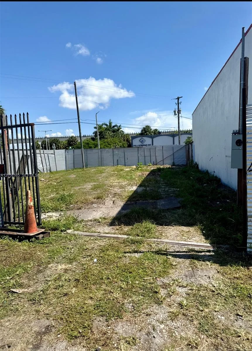 2781 NW 38th St, Miami, FL 33142 photo 3