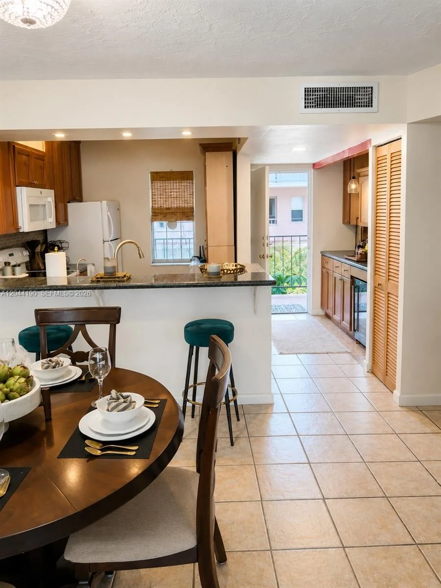 2821 Somerset Dr # 312, Lauderdale Lakes, FL 33311 photo 2