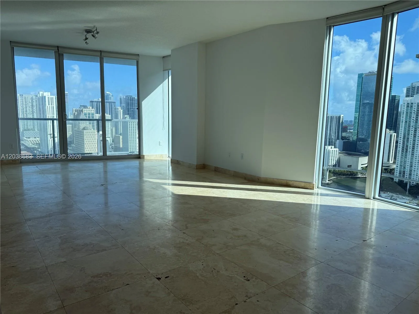 185 SW 7th St # 3311, Miami, FL 33130 photo 2
