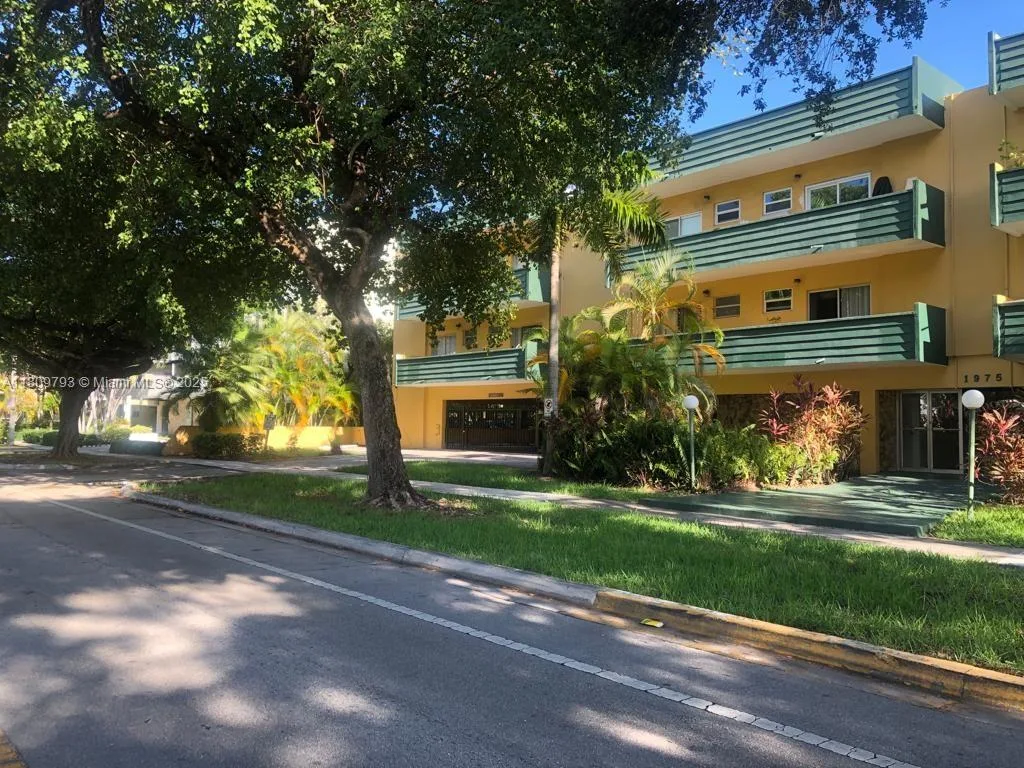 1975 NE 135th St # 2D, North Miami, FL 33181
