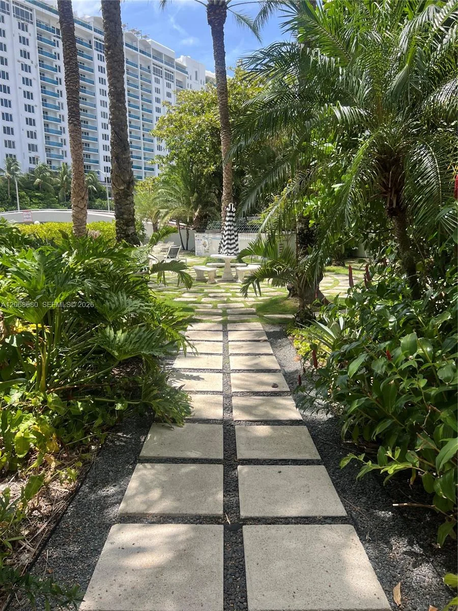 2421 Lake Pancoast Dr # 4D, Miami Beach, FL 33140 — zdjęcie 3