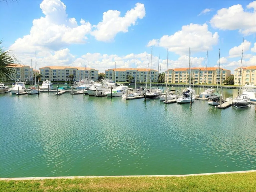 10 HARBOUR ISLE Drive E # 204, Fort Pierce, FL 34949
