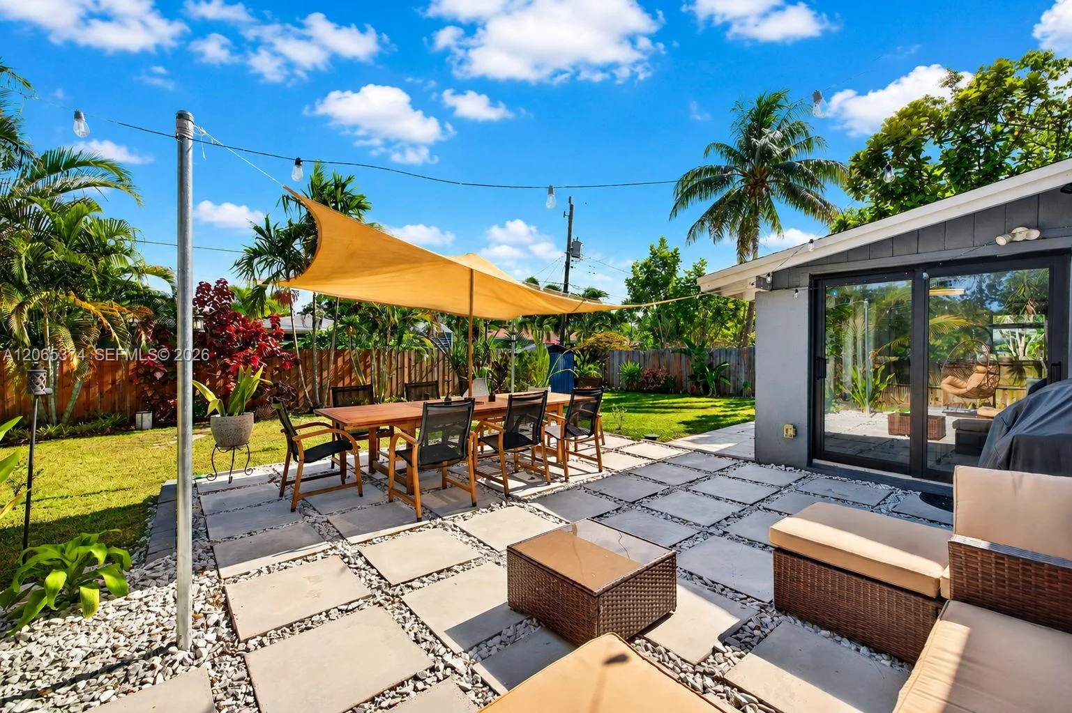 300 NW 28th St, Wilton Manors, FL 33311
