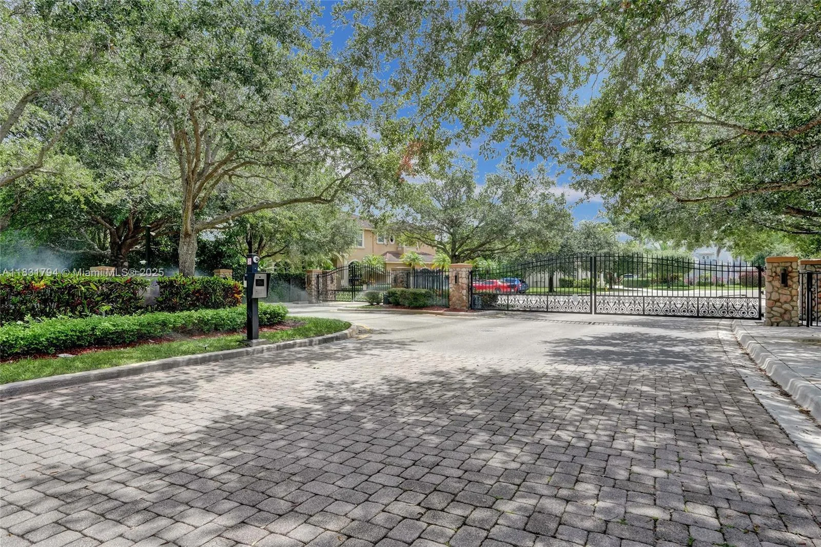 11056 Blackhawk Blvd, Davie, FL 33328 photo 3
