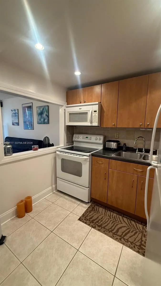 9081 Sunrise Lakes Blvd # 105, Sunrise, FL 33322 photo 3