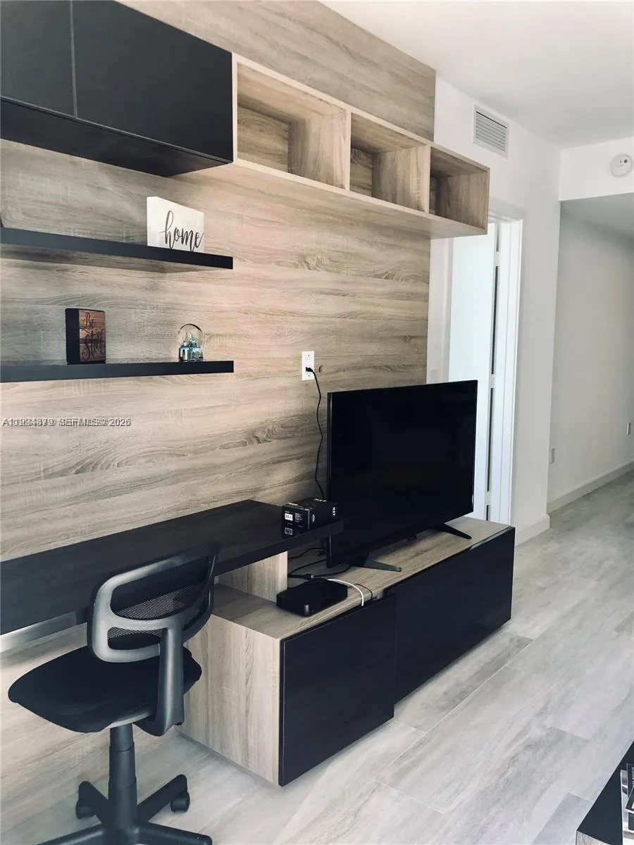 45 SW 9th St # 2004, Miami, FL 33130 photo 8