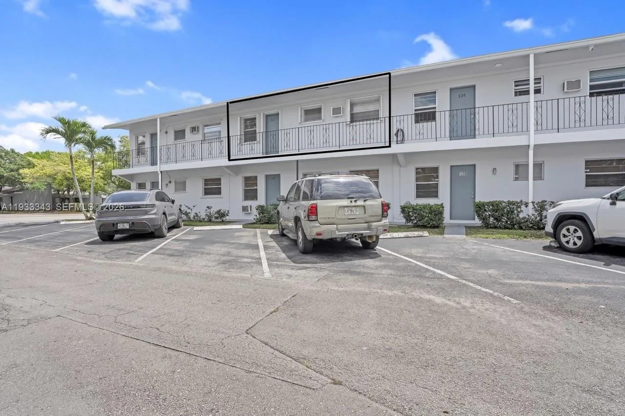 7401 Pines Blvd # 221, Pembroke Pines, FL 33024