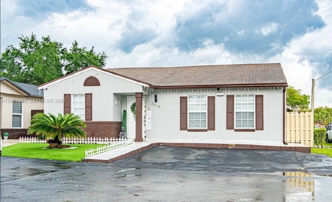 8419 NW 193rd Ln, Hialeah, FL 33015