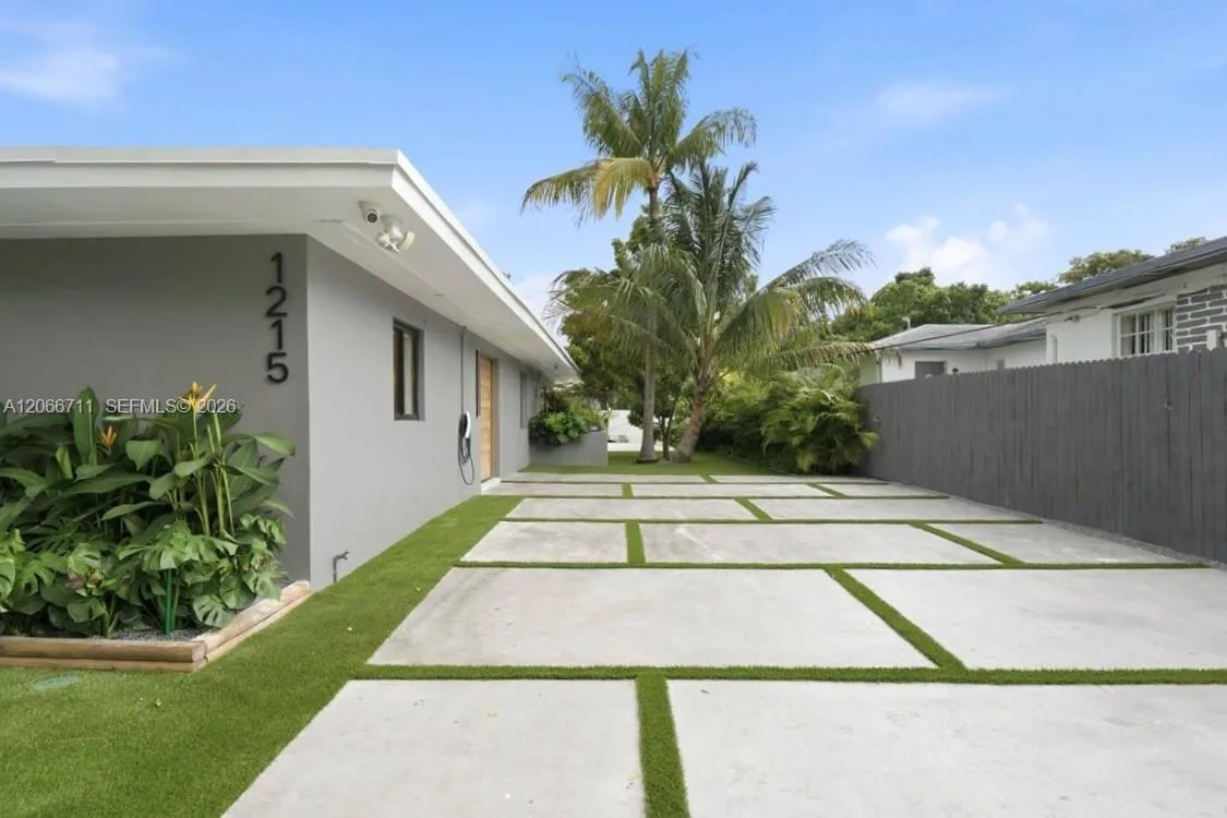 1215 NE 110th St, Miami, FL 33161 photo 2