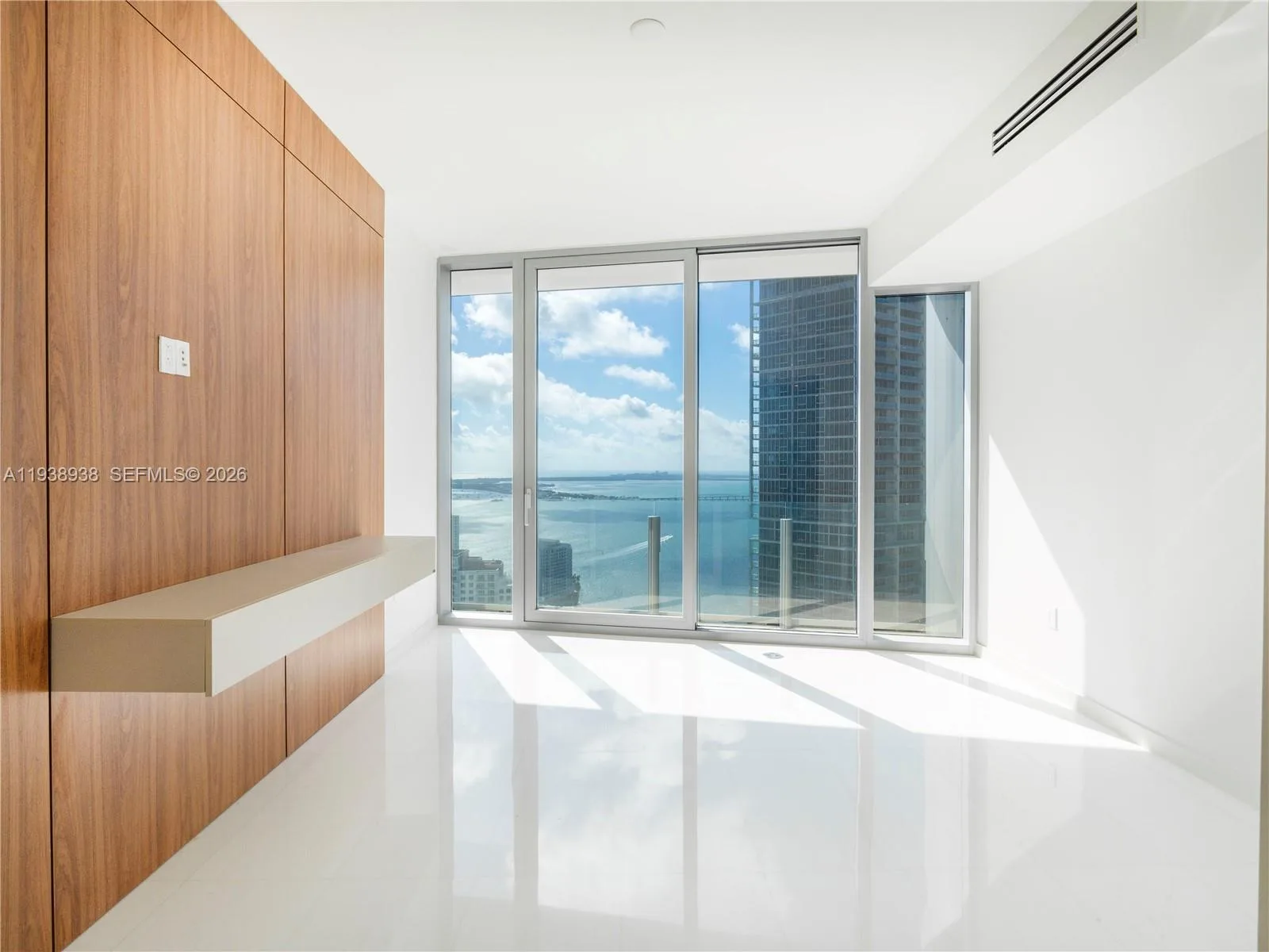 300 Biscayne Boulevard Way # 4305W, Miami, FL 33131 photo 8