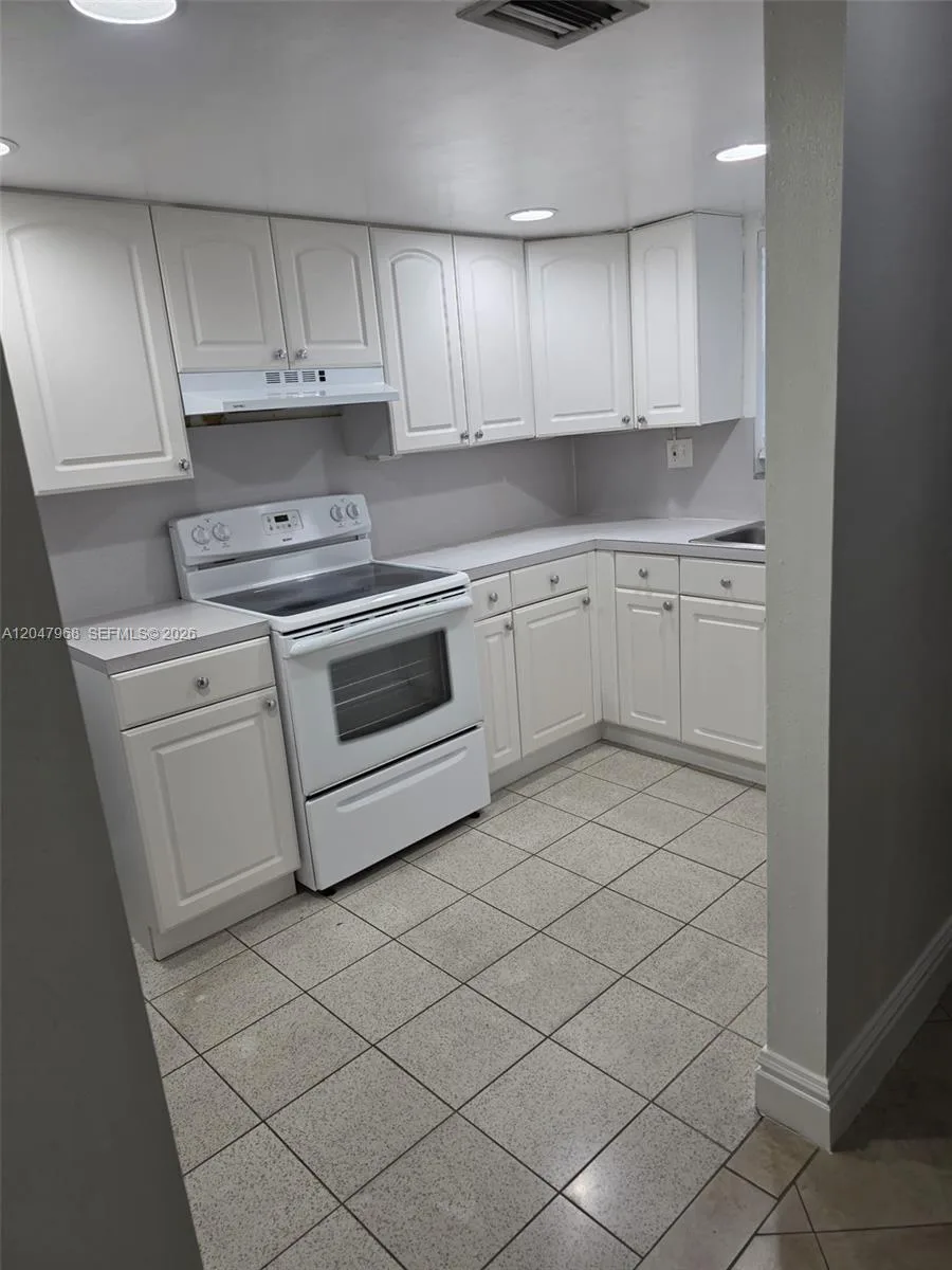 40 NW 87th Ave # D201, Miami, FL 33172 photo 3