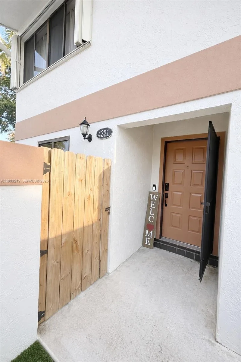 4321 SW 70th Ter, Davie, FL 33314