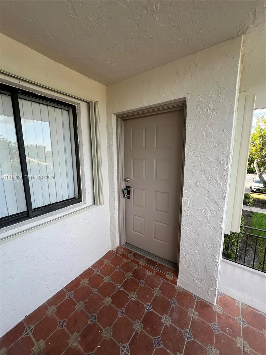 379 Lakeview Dr # 205, Weston, FL 33326
