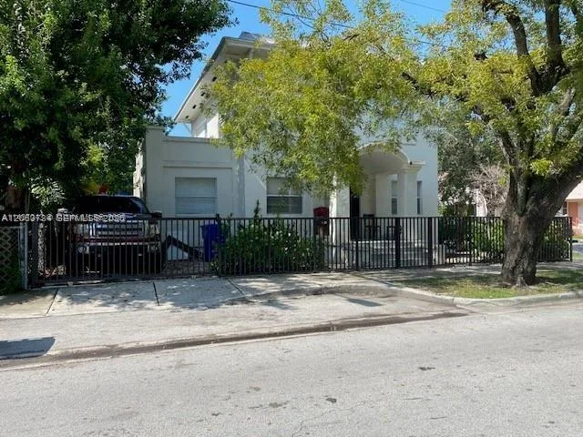 876 SW 2nd St, Miami, FL 33130 photo 2