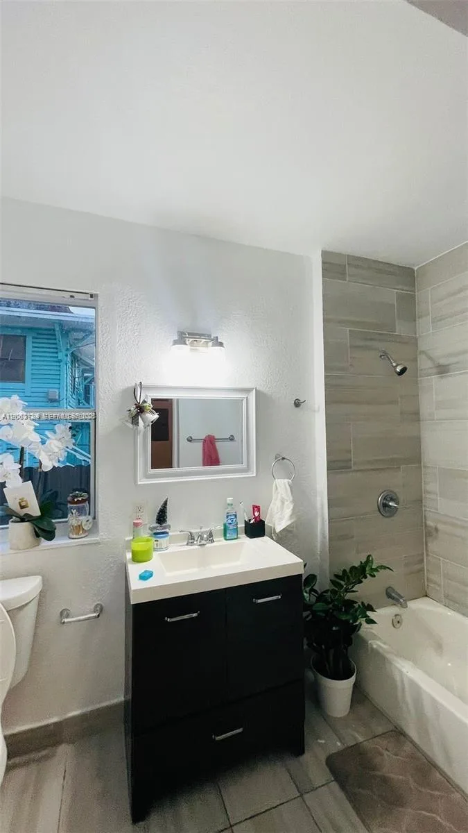 876 SW 2nd St, Miami, FL 33130 photo 9