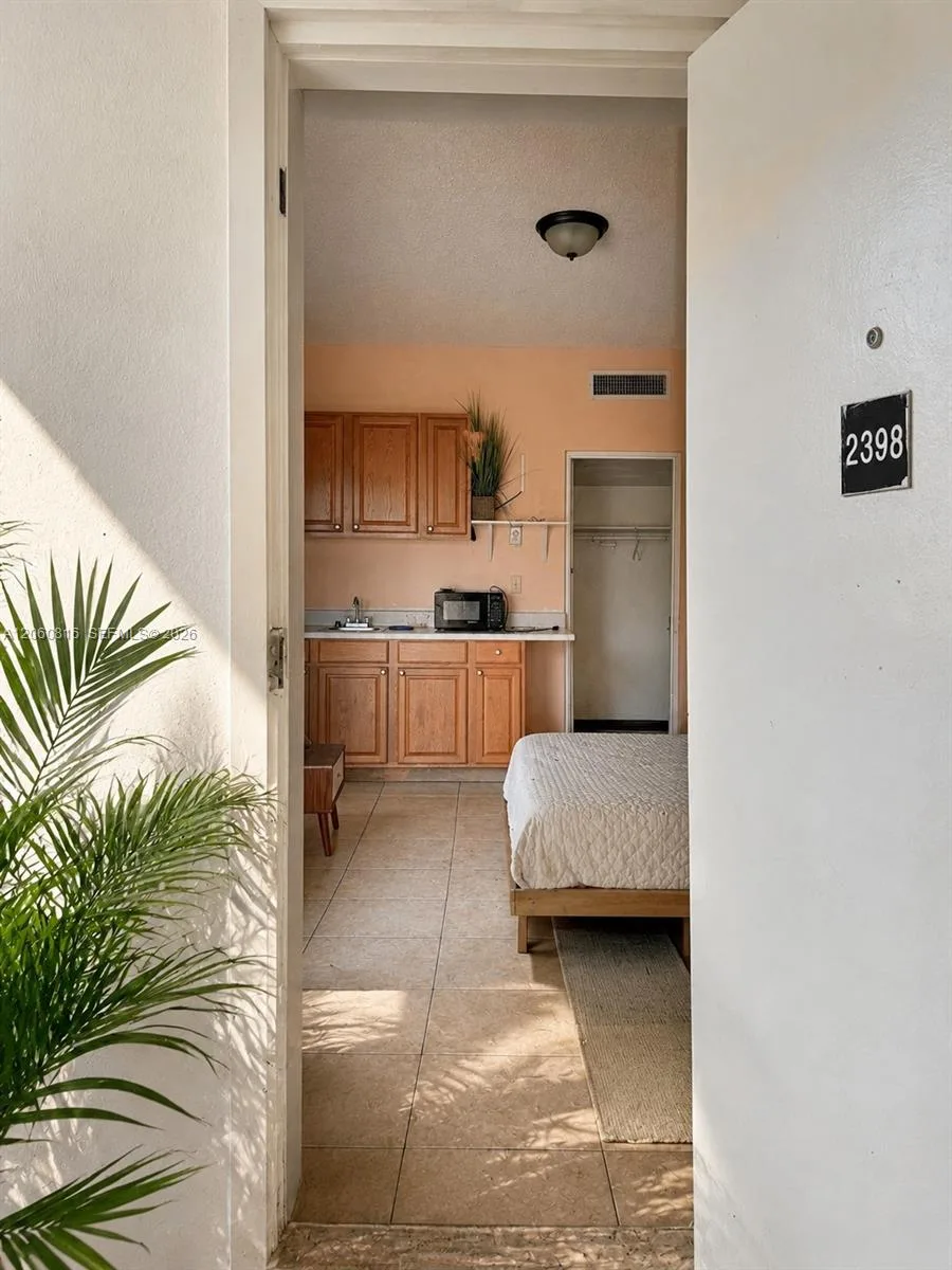 26 Diplomat Pkwy # 2398, Hallandale Beach, FL 33009