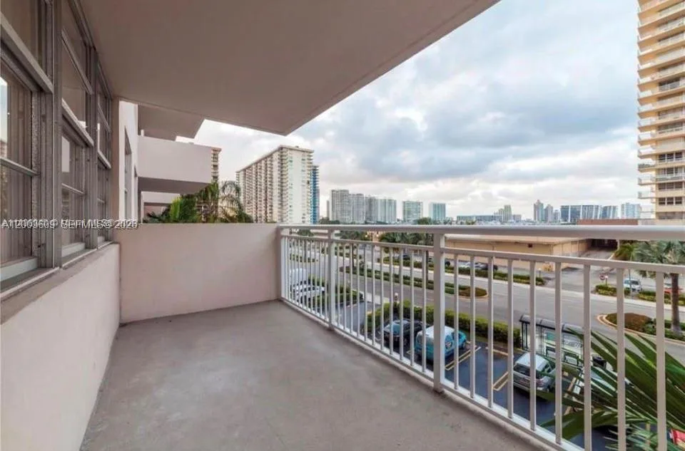 250 174th St # 312, Sunny Isles Beach, FL 33160 photo 5