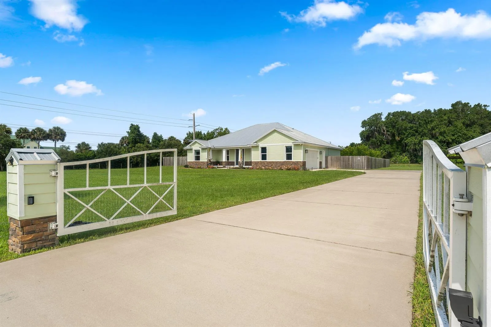 2520 Tammy Drive, Mims, FL 32754 photo 2