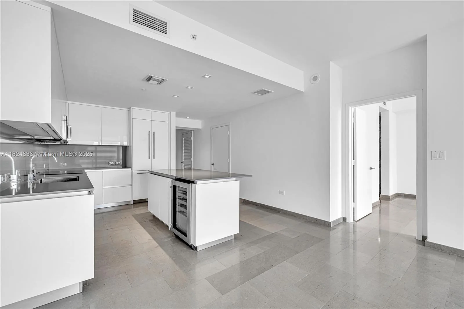 88 SW 7th St # 1006, Miami, FL 33130 photo 5
