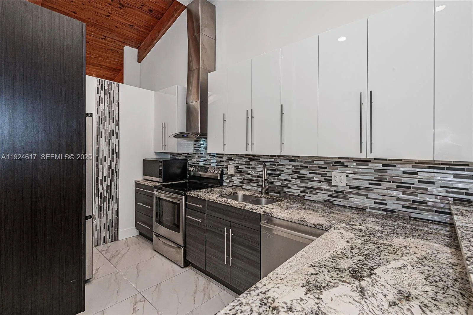 2621 S Parkview Dr, Hallandale Beach, FL 33009 photo 9