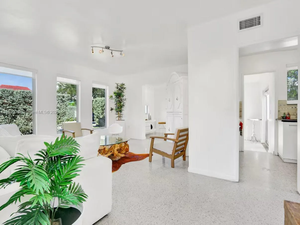 7537 W Treasure Dr, North Bay Village, FL 33141 photo 2