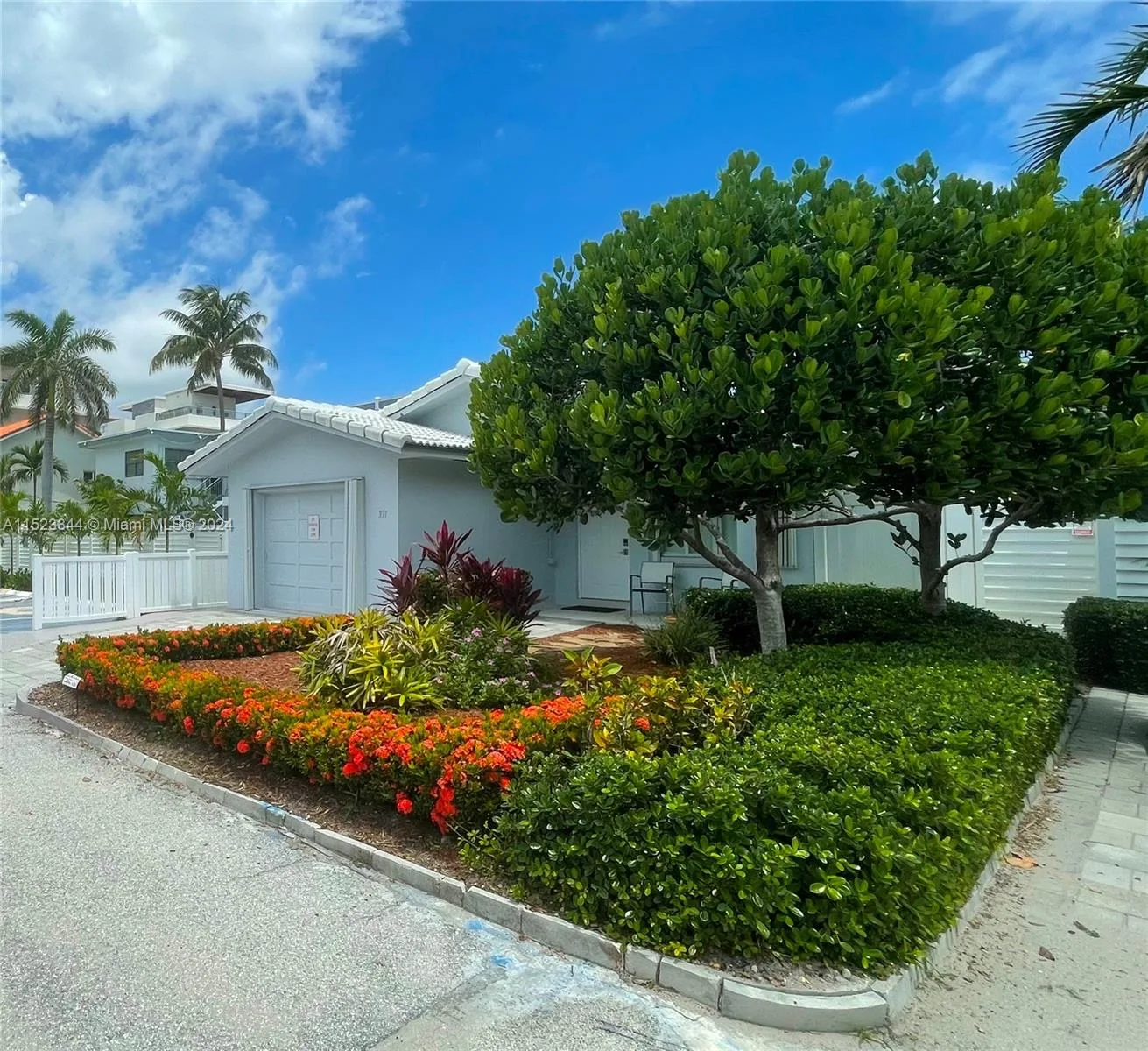 331 Desoto St, Hollywood, FL 33019 photo 2