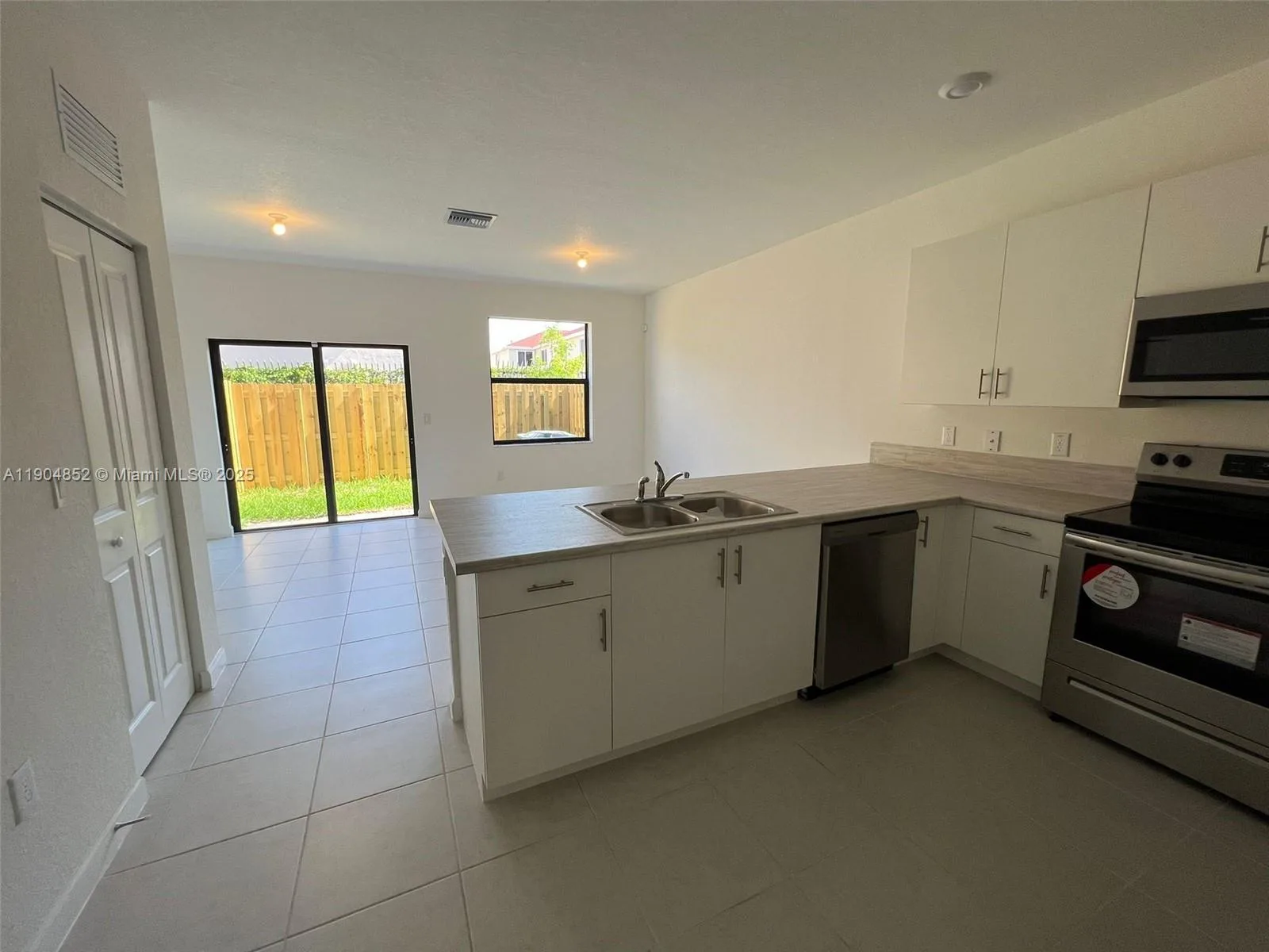 875 NE 211TH ST # 0, Miami, FL 33179 photo 3