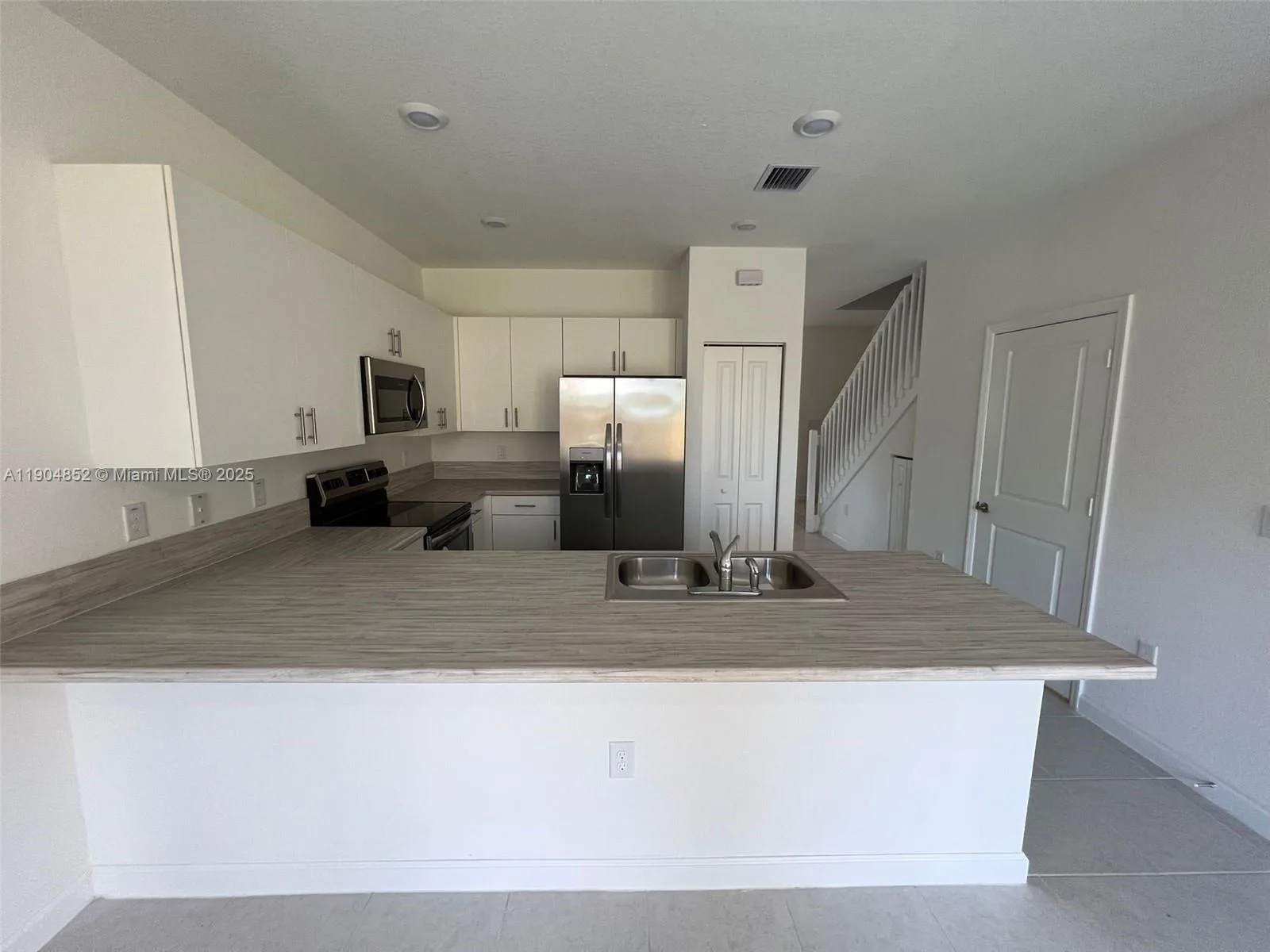 875 NE 211TH ST # 0, Miami, FL 33179 photo 4