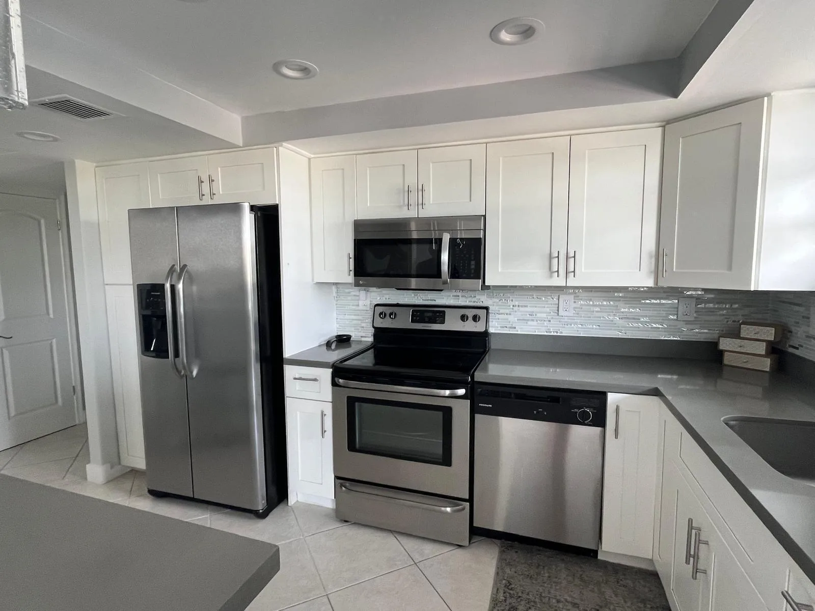 137 GOLDEN ISLES Drive # 412, Hallandale Beach, FL 33009